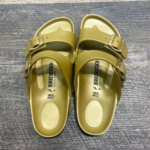 Birkenstock’s Eva Glamour Gold color